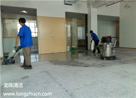 龙珠清洁人员正在给工厂进行洗地板，地板打蜡的清洁。 龙珠清洁服务热线：0755-27933768